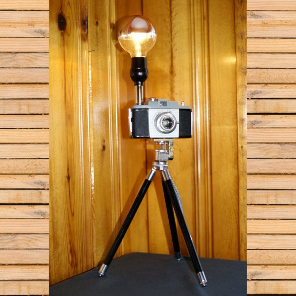 This Kodak Pony Camera Lamp is Picture Perfect for those who love photography. Perched on a expandable,vintage tripod with a round lightbulb topping the entire ensemble.